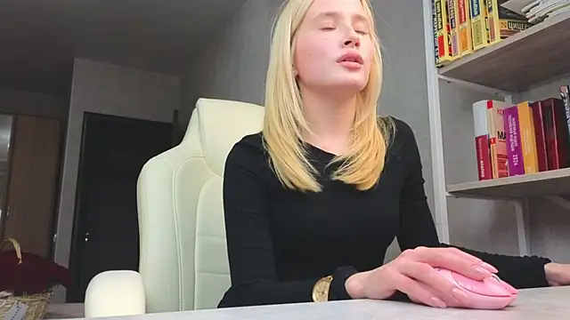 Marietta Castro online show from November 2025 02:21:02 PM