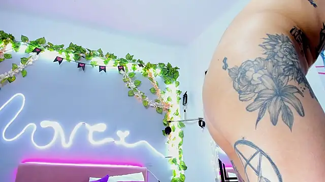 Snapshot of YouliteSllut2 chatting on February 2025 11:41:02 PM YouliteSllut2 online show from February 2025 11:41:02 PM