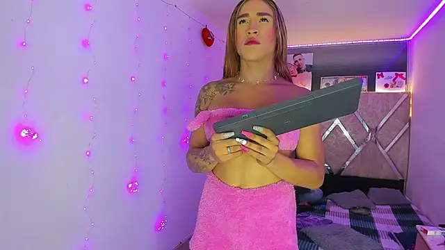 Snapshot of parejacaliente20154 chatting on February 2026 01:06:01 AM parejacaliente20154 online show from February 2026 01:06:01 AM