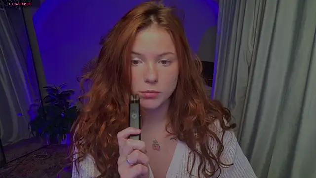 Snapshot of Elsie_Ginger chatting on October 2025 10:10:02 PM Elsie Ginger online show from October 2025 10:10:02 PM