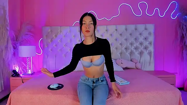 Julieta Cortes   online show from February 2026 02:02:01 PM