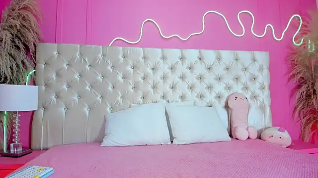 Julieta Cortes   online show from April 2026 12:06:02 PM