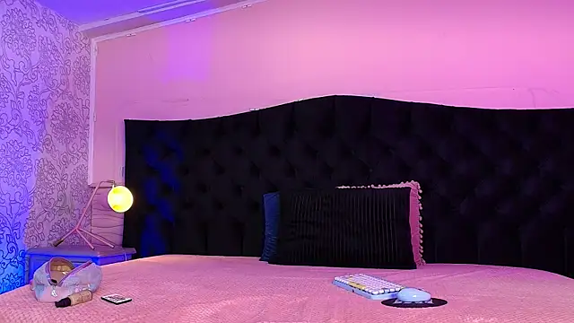 Julieta Cortes   online show from April 2026 12:11:02 PM