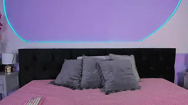 Julieta Cortes   online show from November 2025 11:57:01 AM