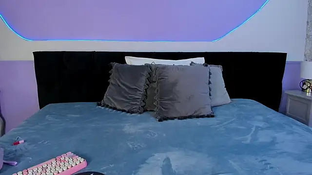 Julieta Cortes   online show from November 2025 11:43:02 AM