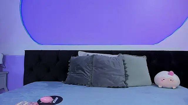 Julieta Cortes   online show from October 2025 12:28:02 PM