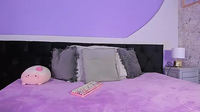 Julieta Cortes   online show from September 2025 12:00:01 PM