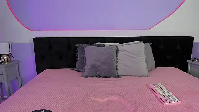 Julieta Cortes   online show from October 2025 12:02:01 PM