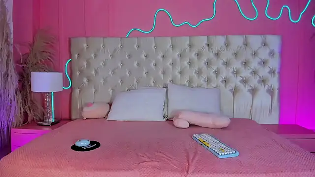 Julieta Cortes   online show from February 2026 12:05:02 PM