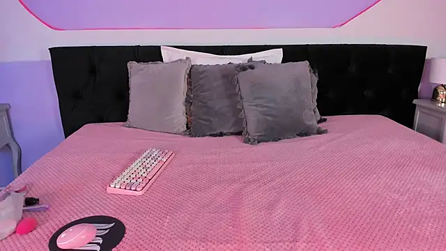 Julieta Cortes   online show from December 2025 12:18:02 PM