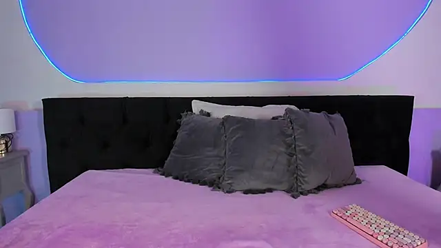 Julieta Cortes   online show from November 2025 12:08:02 PM