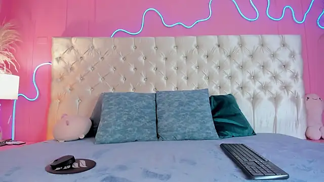 Julieta Cortes   online show from December 2025 12:18:01 PM