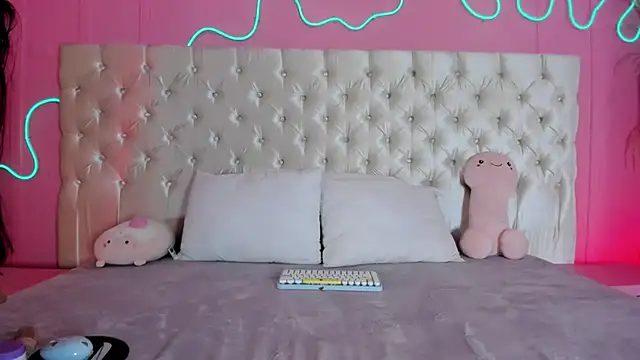 Julieta Cortes   online show from February 2026 12:10:02 PM