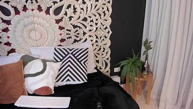 Emiiily  online show from April 2026 11:34:02 PM