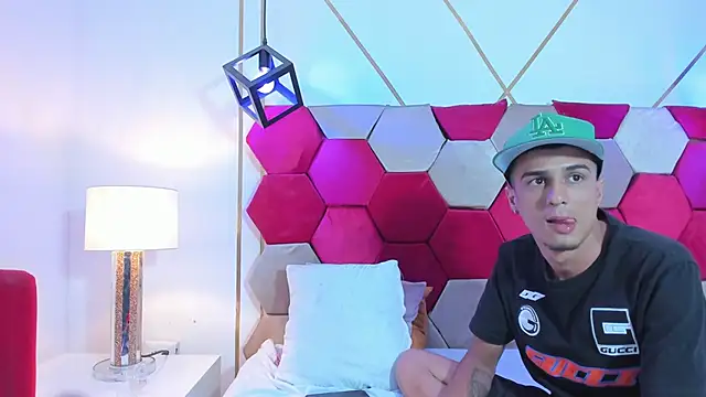 Mila Gus online show from December 2024 02:01:02 AM