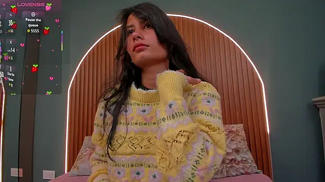 NayeCloud online show from November 2025 03:39:02 AM