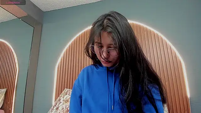 NayeCloud online show from November 2025 03:40:02 AM