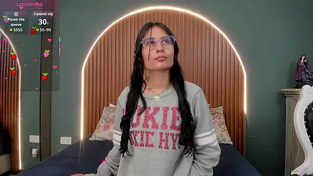 NayeCloud online show from November 2025 04:05:02 AM