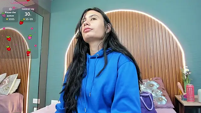 NayeCloud online show from November 2025 03:31:02 AM