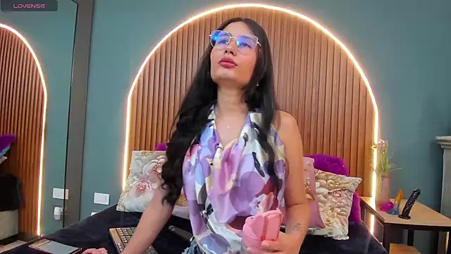 NayeCloud online show from September 2025 03:38:02 AM