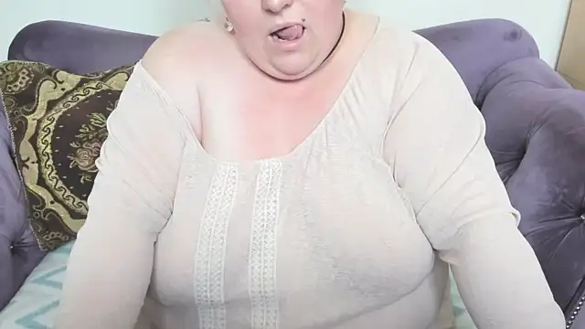 Snapshot of fashiona chatting on October 2025 09:37:02 PM fashiona online show from October 2025 09:37:02 PM