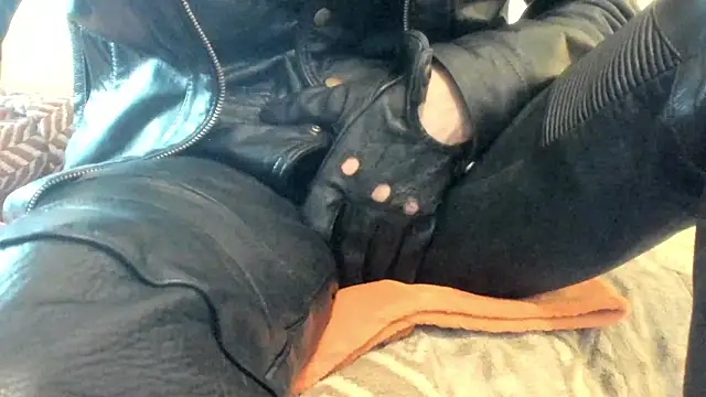 leatherz69 online show from April 2026 02:12:02 PM