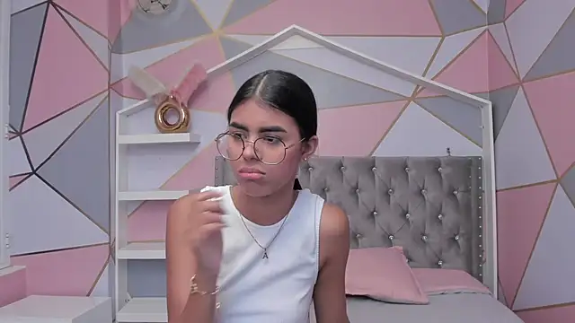 Isa little4u online show from February 2025 07:42:01 PM