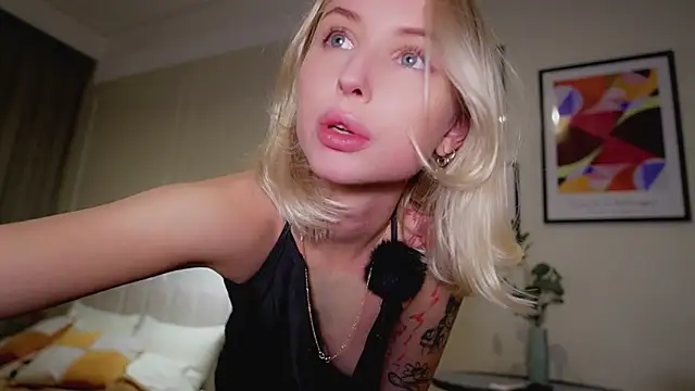 Snapshot of blondy_room chatting on October 2025 05:03:02 PM blondy room online show from October 2025 05:03:02 PM