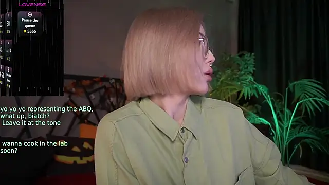 Snapshot of LindaThacker chatting on October 2025 04:24:02 AM LindaThacker online show from October 2025 04:24:02 AM