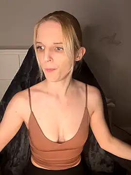 Luna Lacroix online show from December 2025 05:00:01 PM