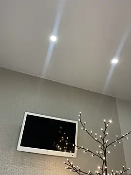 Polli Kiss online show from April 2026 04:00:01 PM