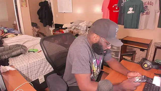 Snapshot of MrChuckDailyXXX chatting on October 2025 10:54:02 PM MrChuckDailyXXX online show from October 2025 10:54:02 PM