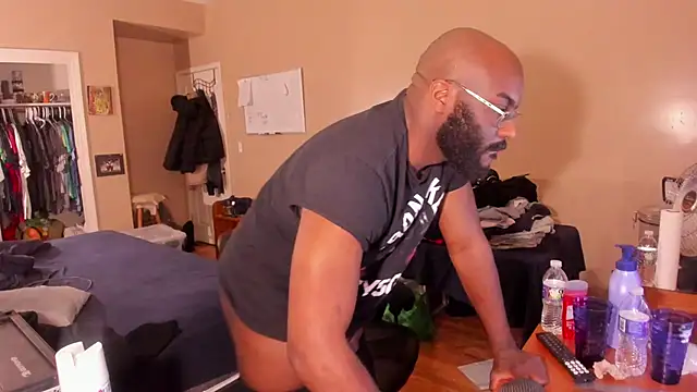Snapshot of MrChuckDailyXXX chatting on February 2025 08:50:01 AM MrChuckDailyXXX online show from February 2025 08:50:01 AM