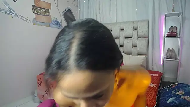 EMMA SWEETT1 online show from December 2025 12:50:01 PM