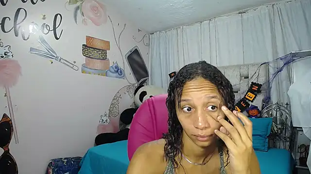 EMMA SWEETT1 online show from October 2025 12:15:01 PM