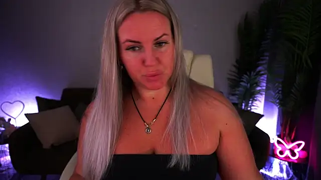 Snapshot of KiraCandyS chatting on June 2026 08:06:01 PM KiraCandyS online show from June 2026 08:06:01 PM