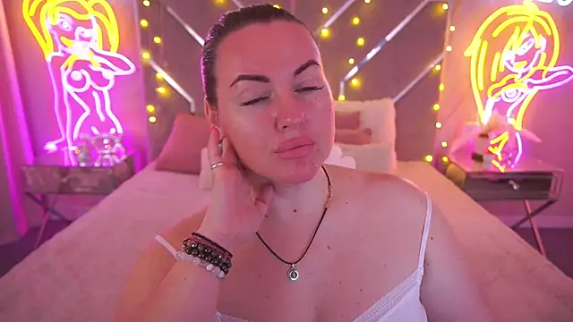 KiraCandyS online show from May 2026 08:00:02 PM