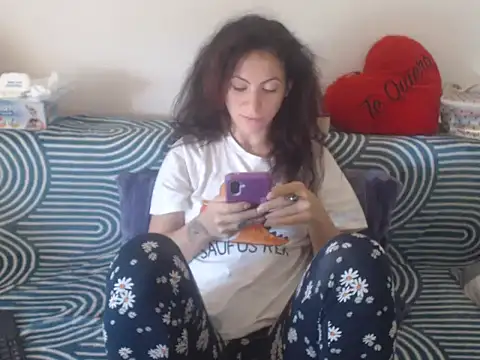 Snapshot of Emmatoo chatting on May 2026 10:57:02 AM Emmatoo online show from May 2026 10:57:02 AM