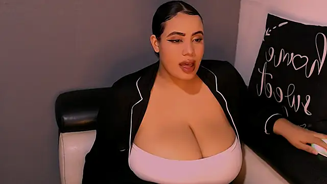 Snapshot of Emmacamille chatting on November 2025 11:27:01 PM Emmacamille online show from November 2025 11:27:01 PM