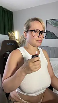 Snapshot of Charming_Daphny chatting on June 2026 04:51:01 AM Charming Daphny online show from June 2026 04:51:01 AM