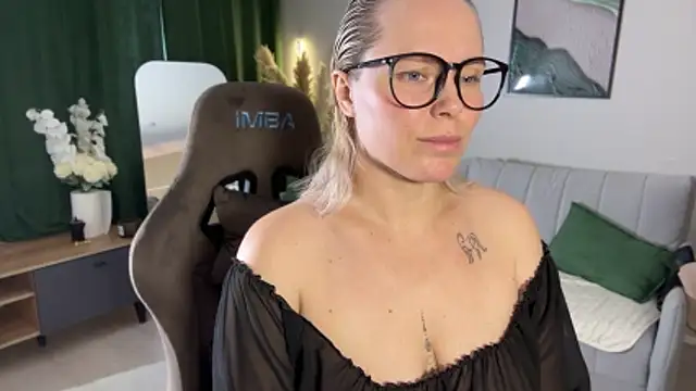 Snapshot of Charming_Daphny chatting on June 2026 06:47:02 AM Charming Daphny online show from June 2026 06:47:02 AM