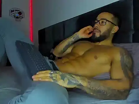 Snapshot of Alexander_Martines chatting on November 2025 01:22:02 AM Alexander Martines online show from November 2025 01:22:02 AM