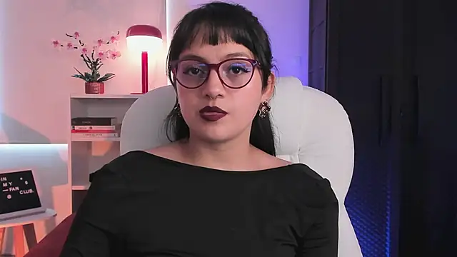 nahiapaws online show from April 2026 06:26:01 PM