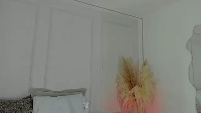 Snapshot of Mariapettit chatting on June 2026 04:35:02 AM Mariapettit online show from June 2026 04:35:02 AM