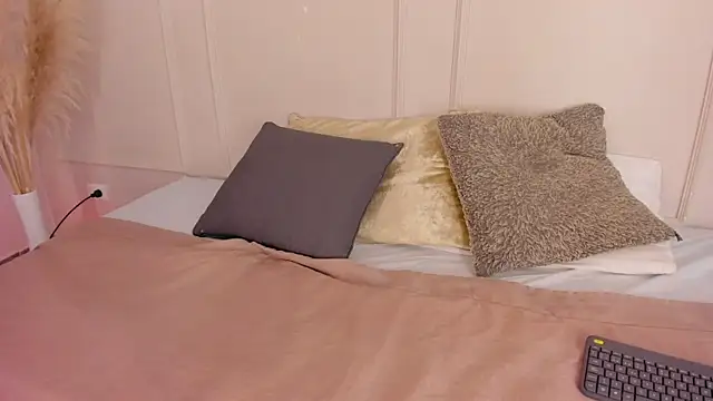 Mariapettit online show from April 2026 01:37:02 PM