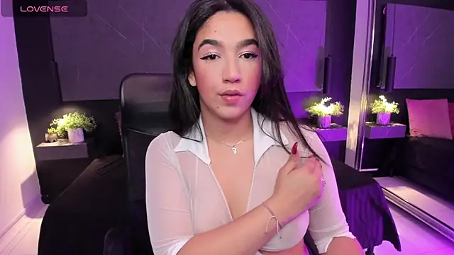 Snapshot of SaraaMills chatting on June 2026 03:49:02 AM SaraaMills online show from June 2026 03:49:02 AM