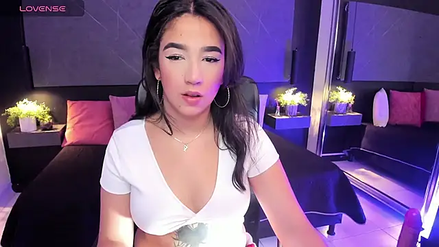 Snapshot of SaraaMills chatting on June 2026 04:28:01 AM SaraaMills online show from June 2026 04:28:01 AM