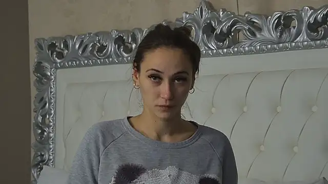 Snapshot of AliceMunro chatting on October 2025 04:54:02 PM AliceMunro online show from October 2025 04:54:02 PM