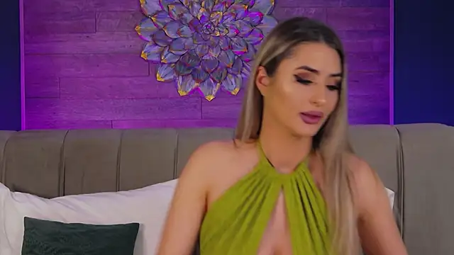 LoraDevine online show from January 2026 08:05:01 PM