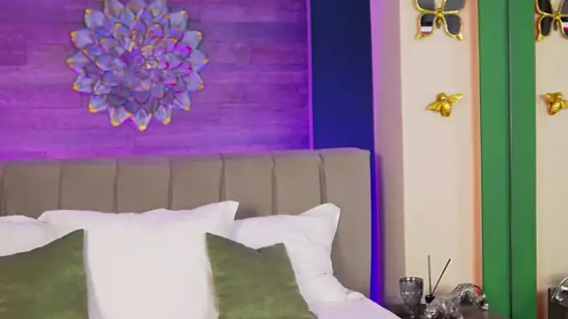 LoraDevine online show from November 2025 08:34:01 PM